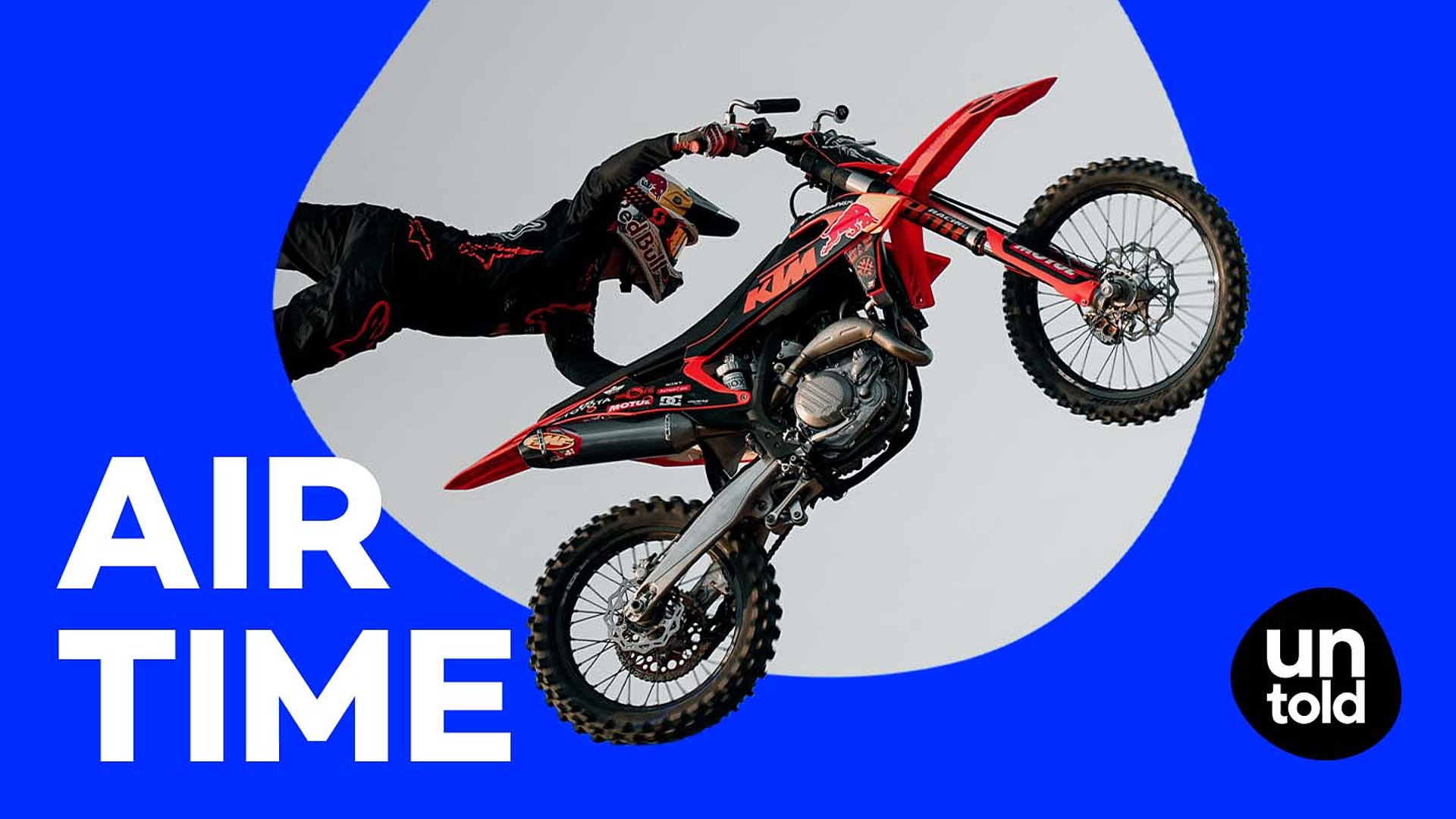 Mann macht mit Motocross-Motorrad einen Stunt und schwebt in der Luft