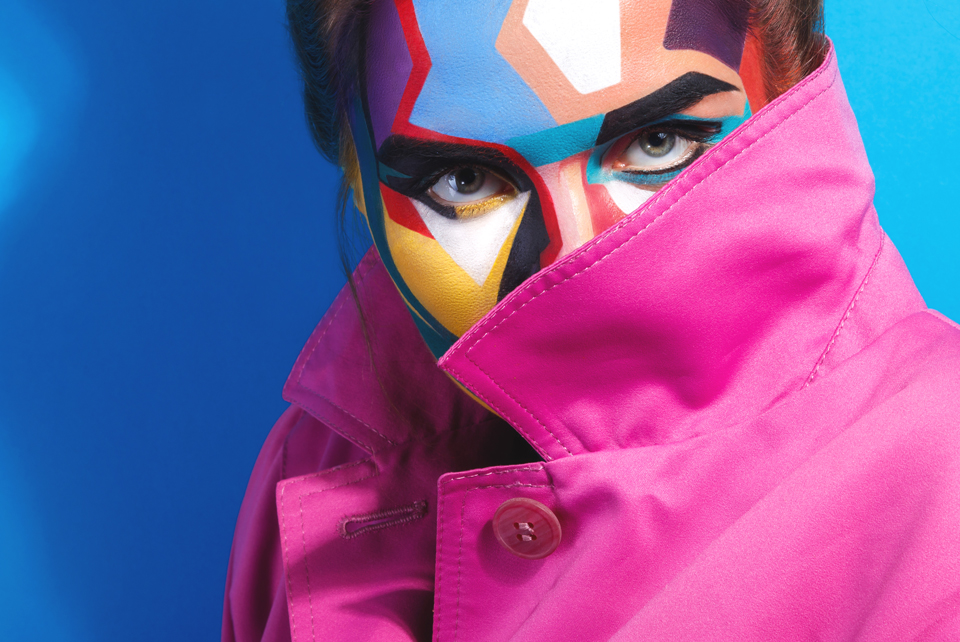 Pop-Art-Darstellung einer Frau mit pinkfarbener Jacke